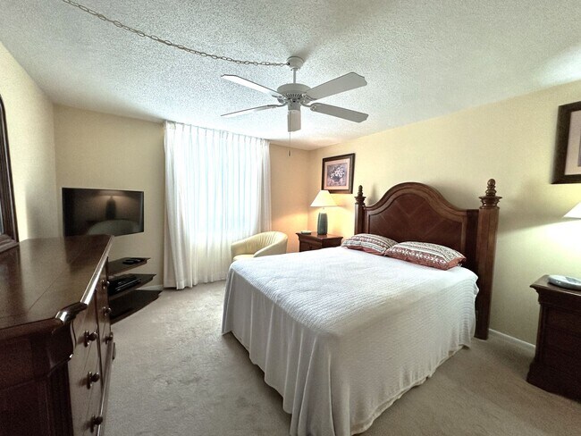Building Photo - STUNNING SEASONAL 2/2 CORNER CONDO WITH OV...