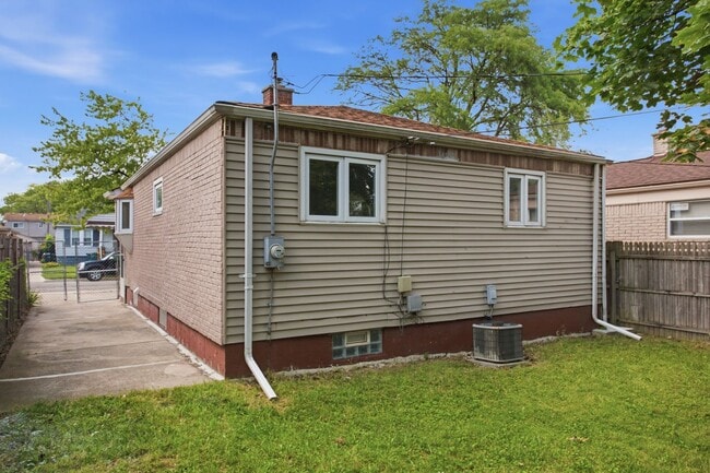 Building Photo - 1663 Wilson Ave