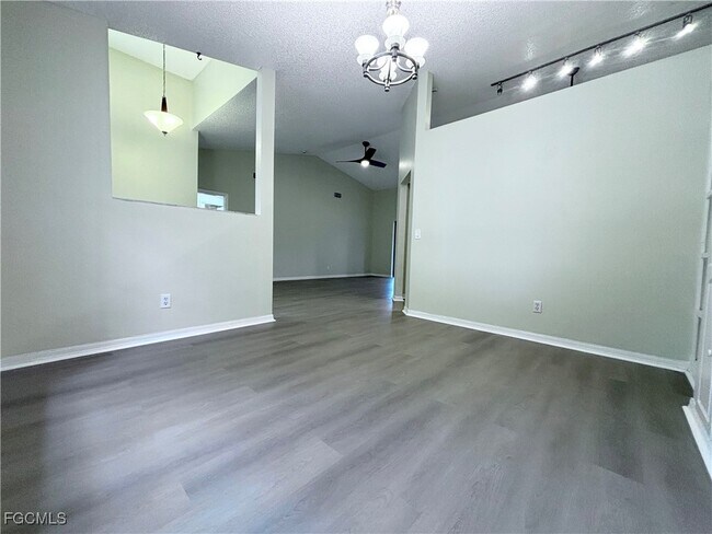 Building Photo - 2200 SW 40th St