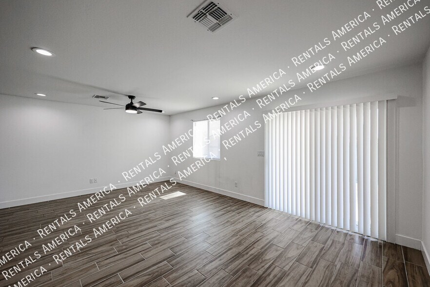 Building Photo - 526 S Crismon Rd
