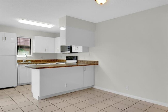 Building Photo - 7801 Courtyard Run W