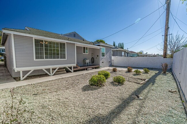 Building Photo - Charming 3-Bedroom Home for Rent in La Crescenta!