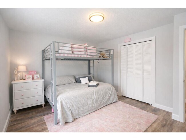 Building Photo - 1042 Circle Dr