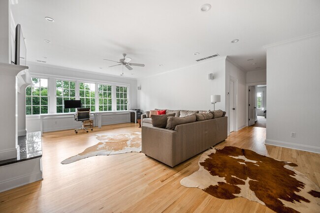 Building Photo - 1280 Becket Dr NE