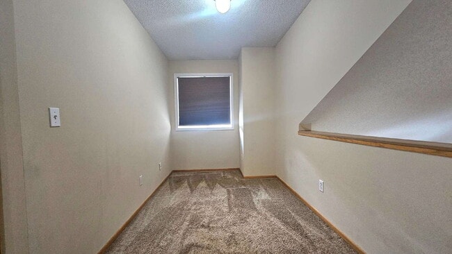 Building Photo - 2-Bed 1 bath Townhouse Retreat in Plymouth with Spacious 1208 Sq Ft Layout.