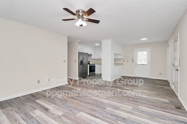 Building Photo - 225 Pineland Ave