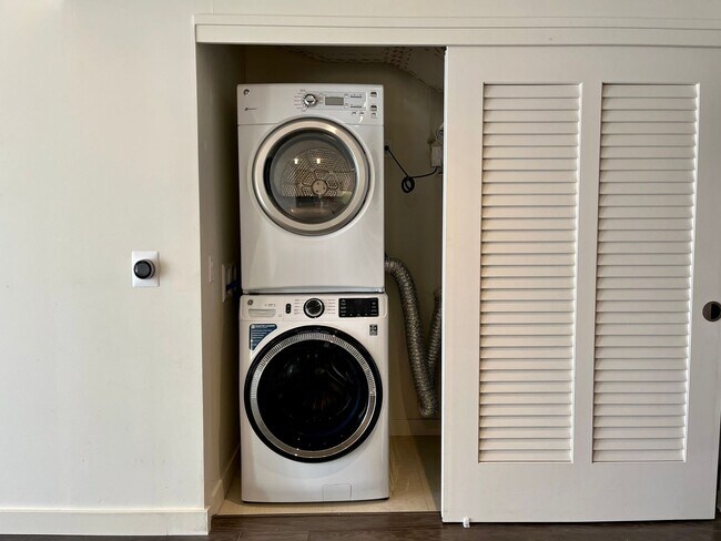 Building Photo - Symphony Honolulu: 2 Bed, 2 Bath w/ 2 Park...