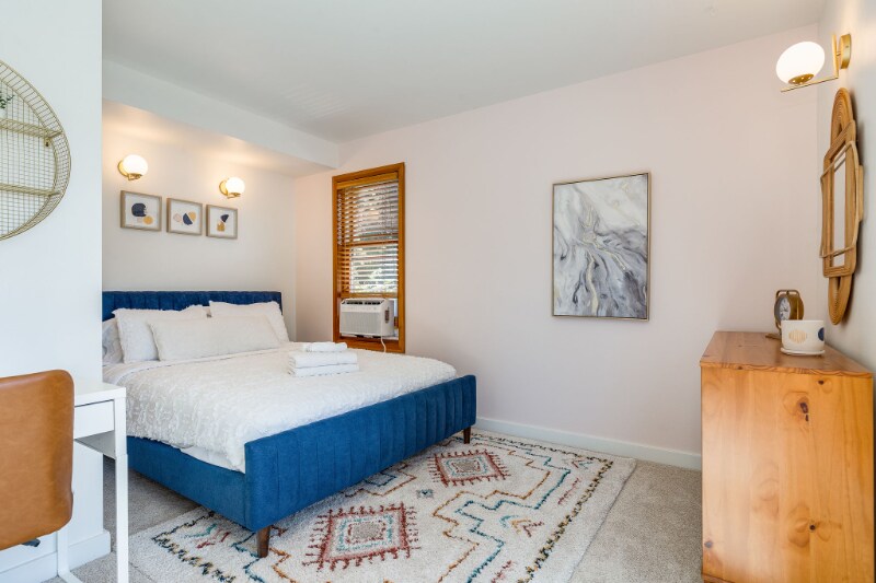 Building Photo - 2026 Fairview Ave E