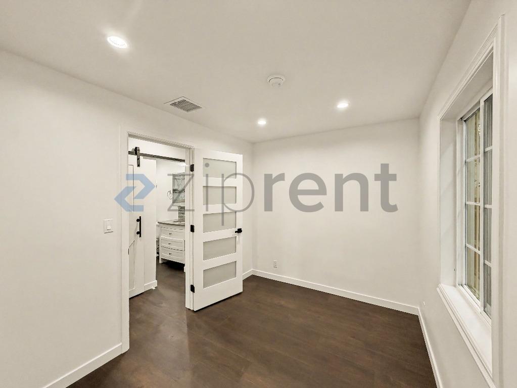 Building Photo - Unit