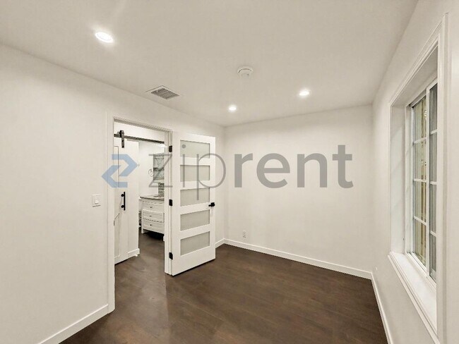 Building Photo - Unit
