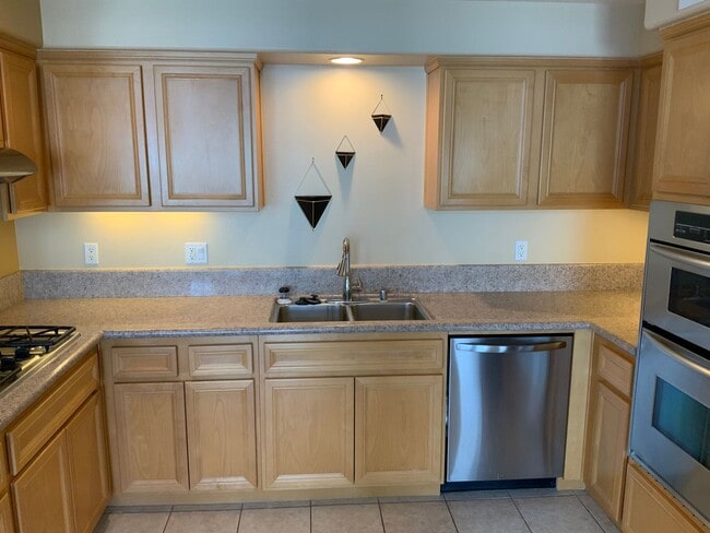 Building Photo - Fully Furnished Unit!!!