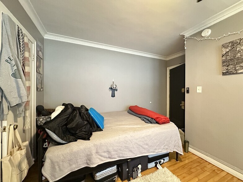 Building Photo - 5451 N Kenmore Ave