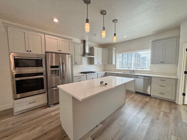 Building Photo - BRAND NEW TOWN HOME READY TO MOVE IN