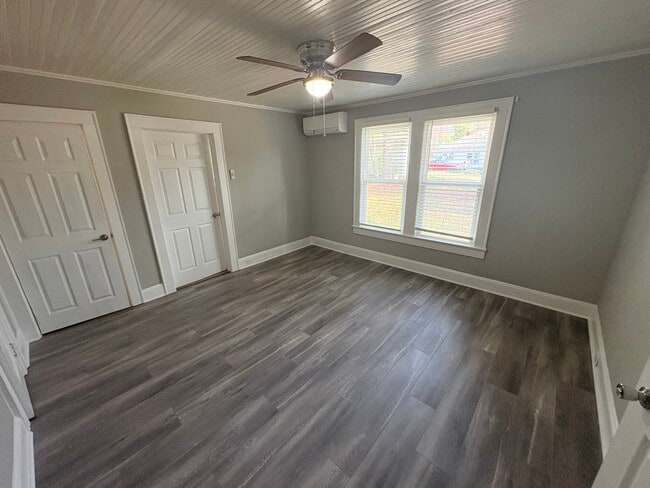 Building Photo - 104 Freeze Ave NW