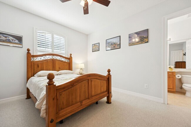 Building Photo - WALK TO THE BEACH!