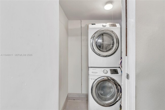 Building Photo - 709 SW 7th Ave