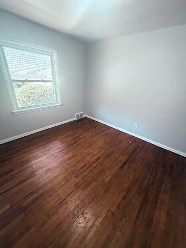 Building Photo - A Single family home with Garage in Garfield Heights