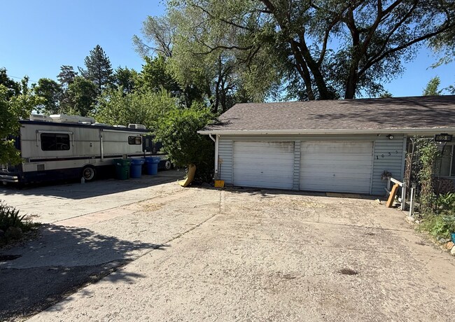 Building Photo - Cute Lehi rambler with tons of yard space and trees!