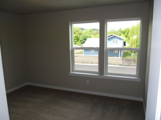Building Photo - Spacious 4-Bedroom Home Near Philomath Sch...