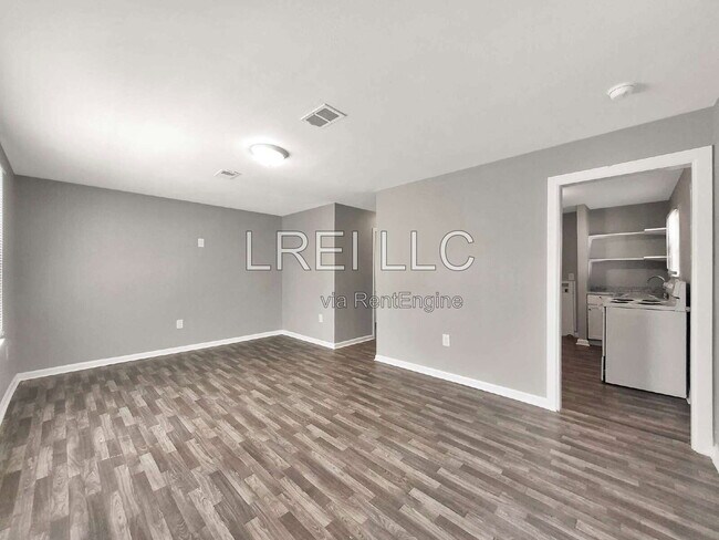 Building Photo - 4401 Sunset Ave