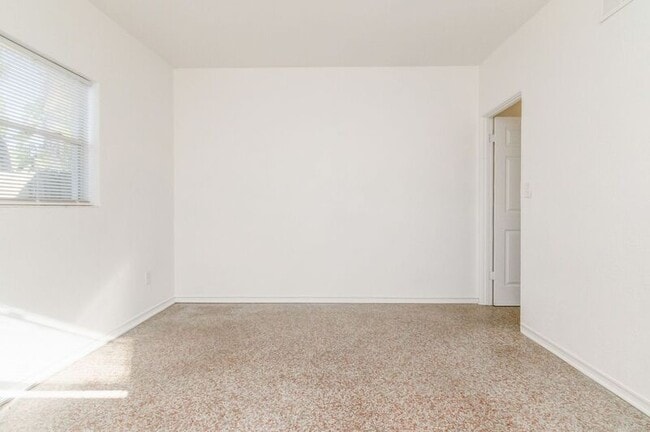 Building Photo - 1239 Virginia Dr