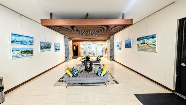 Building Photo - DOWNTOWN FURNISHED 2/2