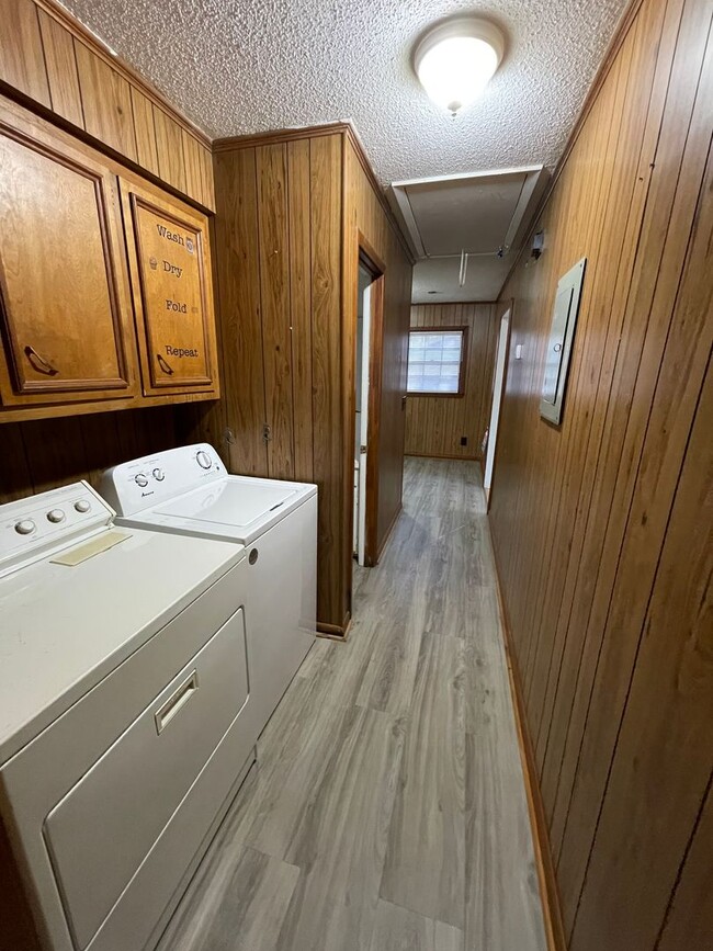 Building Photo - Fantastic location near downtown Pittsboro for this 2br duplex !