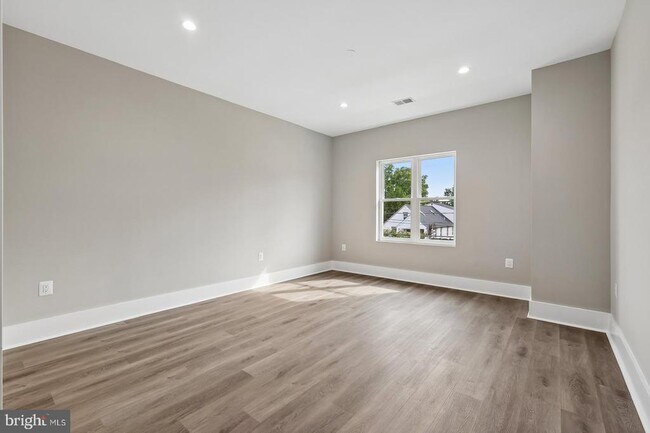 Building Photo - 735 N George Mason Dr