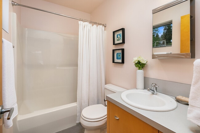 Building Photo - 10514 Riviera Pl NE