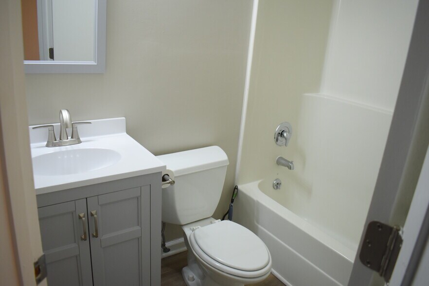 Building Photo - 4210 Wilshire Blvd