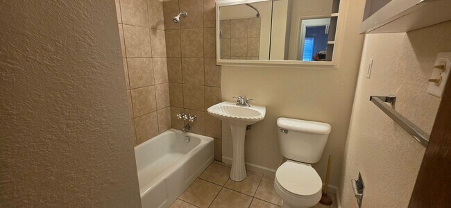 Building Photo - MOVE IN SPECIAL 1/2 OFF FIRST FULL MONTHS RENT.  ALL PROSPECTIVE TENANTS MUST SUBMIT A $58 NON-RE...