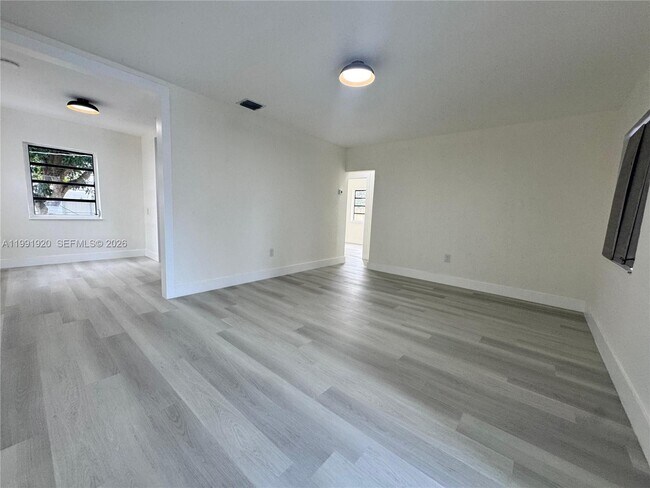 Building Photo - 10521 NW 35th Ct