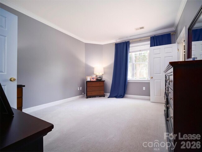 Building Photo - 5609 Fairview Rd