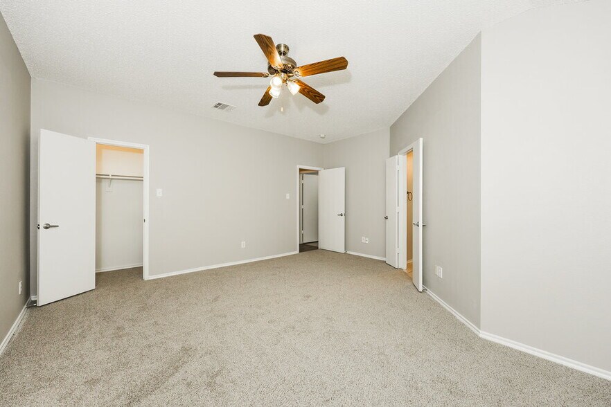 Building Photo - 829 Clear Creek Dr