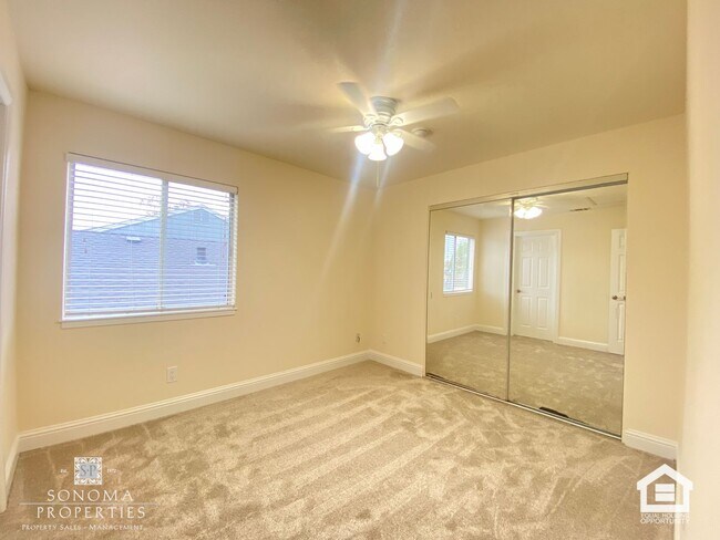 Building Photo - Lovely Updated 3BD/2.5BA Home Located In Fryer Creek!