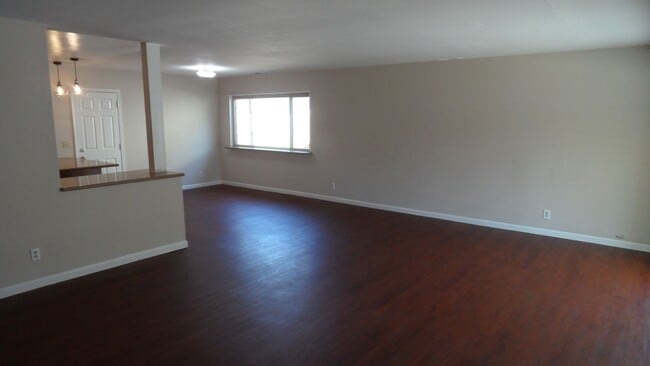 Building Photo - Spacious 6 Bedroom, 3 Bathroom, Single Fam...