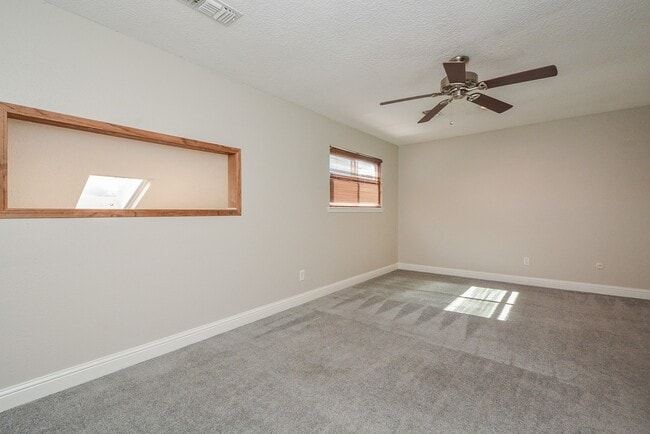 Building Photo - 13859 Hollowgreen Dr