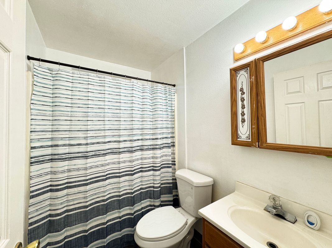 Building Photo - 2148 Primrose Dr