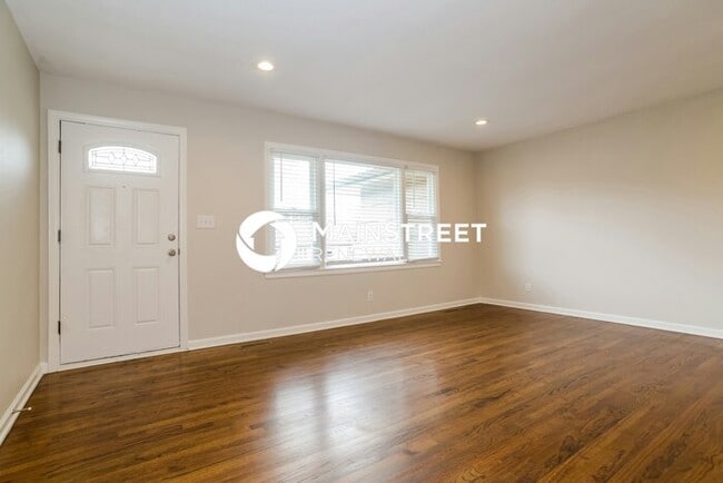 Building Photo - 3 Bedroom Pet-Friendly Home in KANSAS CITY, MO with Main Street Renewal