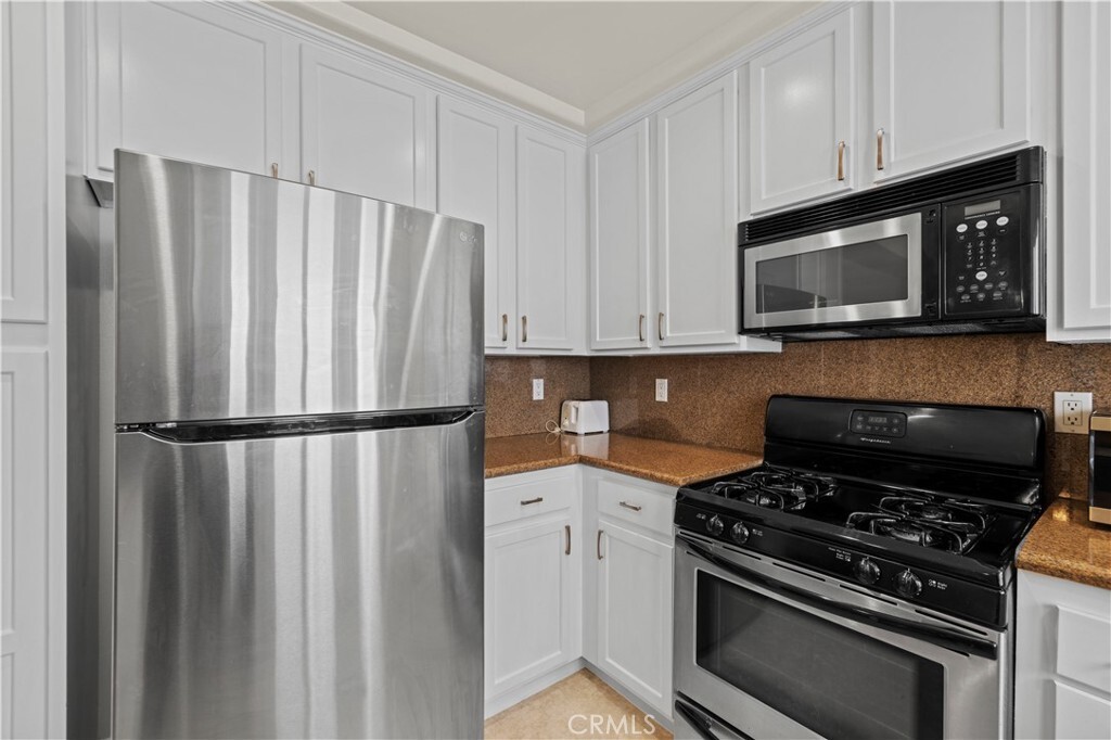 Kitchen - 9610 Zelzah Ave