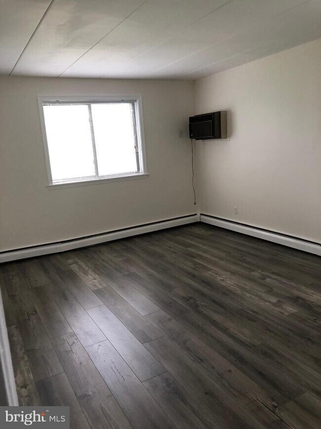 Building Photo - 1575 W St Rd