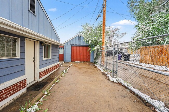 Building Photo - Charming 3-Bedroom Home with Garage & Fenced Yard – Great Location