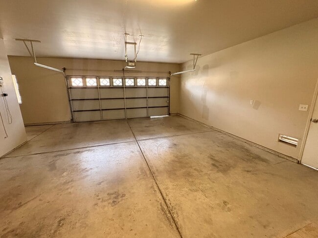 Building Photo - Lovely 5 Bedroom Home