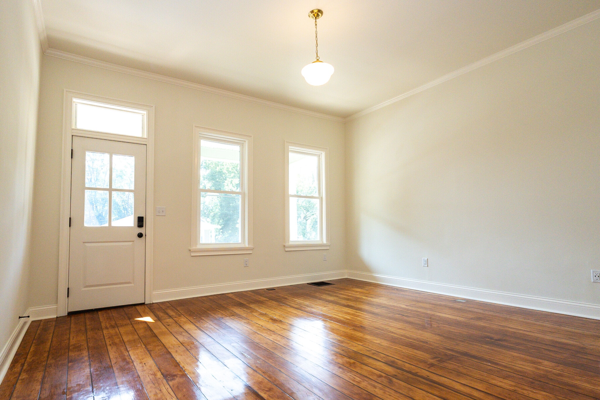 Front/Living Room - 822 Kickapoo St