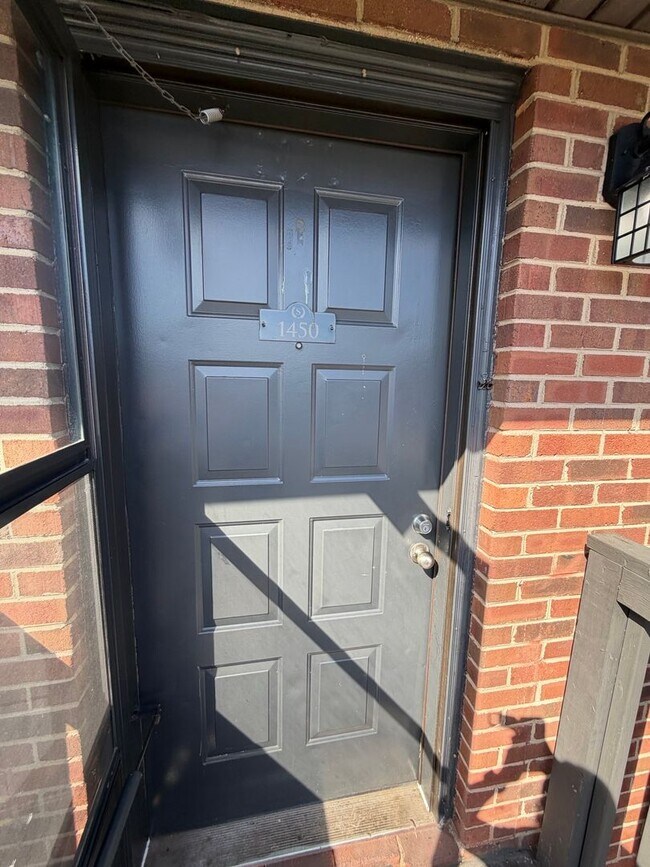 Building Photo - Oxford-2 Bedrooms