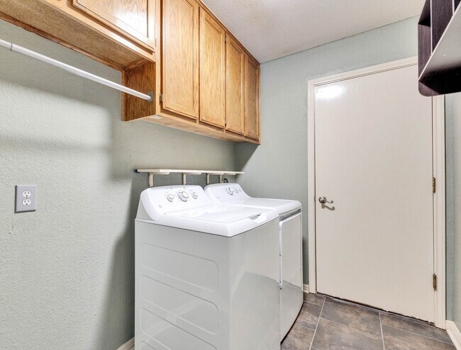 Building Photo - Beautiful Home in Shady Hollows Available ...
