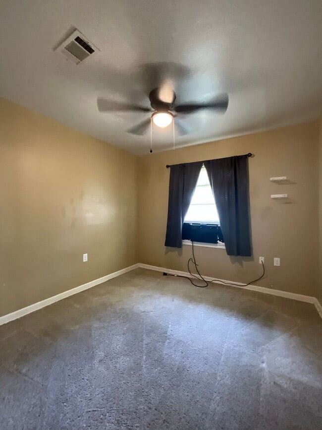 Building Photo - 1314 Oak Dr