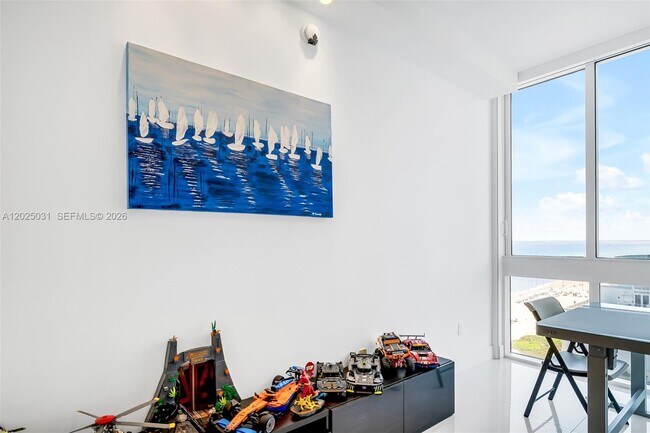 Building Photo - 16001 Collins Ave