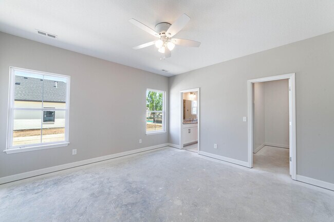 Building Photo - 220 Green Meadows Cir