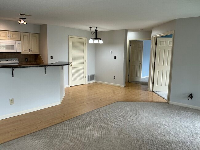 Building Photo - 15 Forest Glen Cir